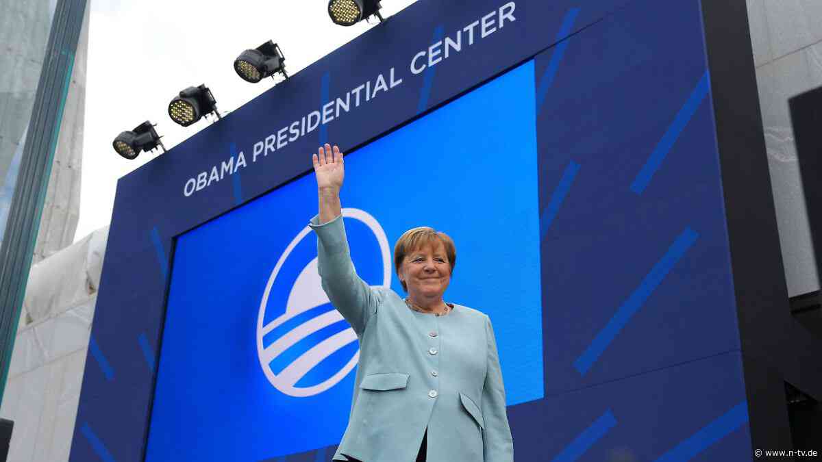 Standing Ovations für Kanzlerin: Merkel überrascht mit Auftritt bei Einweihung von Obama-Museum