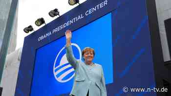Standing Ovations für Kanzlerin: Merkel überrascht mit Auftritt bei Einweihung von Obama-Museum