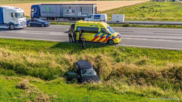 Auto belandt in droge sloot langs snelweg