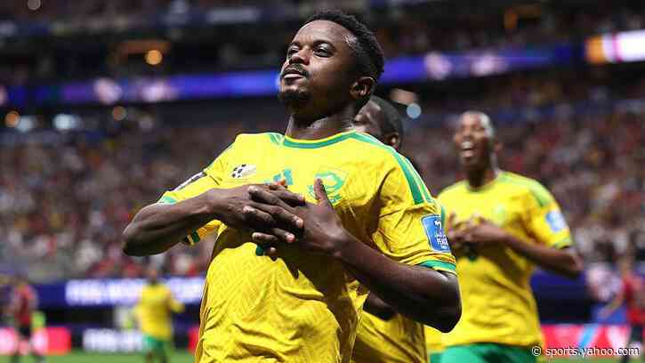 South Africa score late from spot to draw with Czech Rep