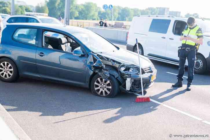 Botsing op brug zorgt voor verkeershinder