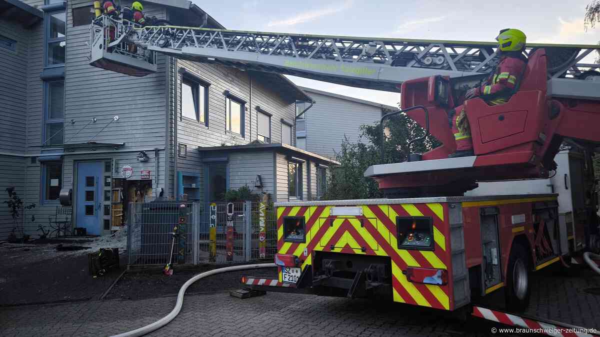 Hausfassade brennt in Üfingen: Feuerwehr Salzgitter im Einsatz