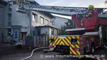 Hausfassade brennt in Üfingen: Feuerwehr Salzgitter im Einsatz
