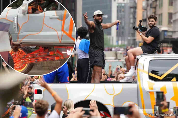 Mitchell Robinson riding eye-popping tricked-out truck at Knicks parade