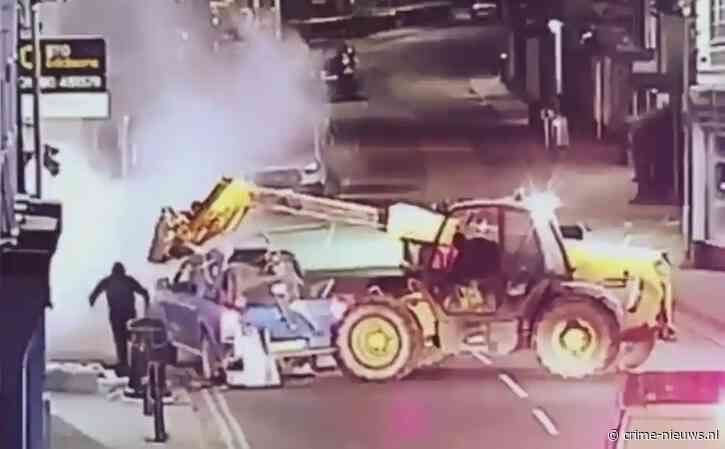 Criminelen trekken complete geldautomaat uit bank bij ramkraak met bouwmachine