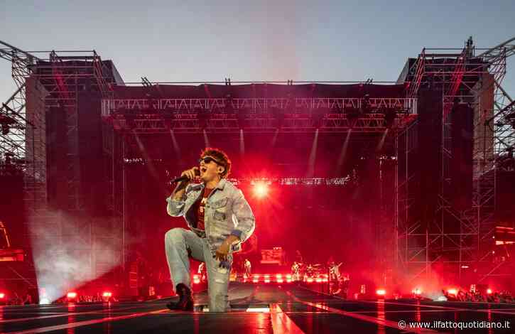 Olly commosso a Genova: “Il successo a 25 anni? Ho vacillato moltissime volte nella vita e nel lavoro, ma sono maturato tanto. Dopo il tour andrò in Sardegna coi miei amici e possibilmente vorrei innamorarmi”