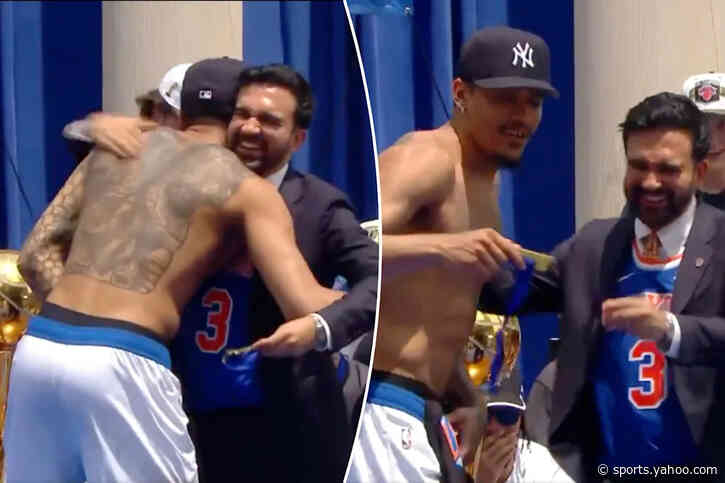 Knicks’ Jeremy Sochan goes shirtless to accept key to city from Mayor Mamdani