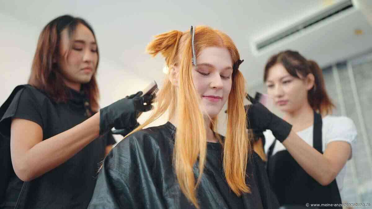 Bevor Sie zum Friseur gehen: Dieser Trick verrät Ihnen die passende Haarfarbe