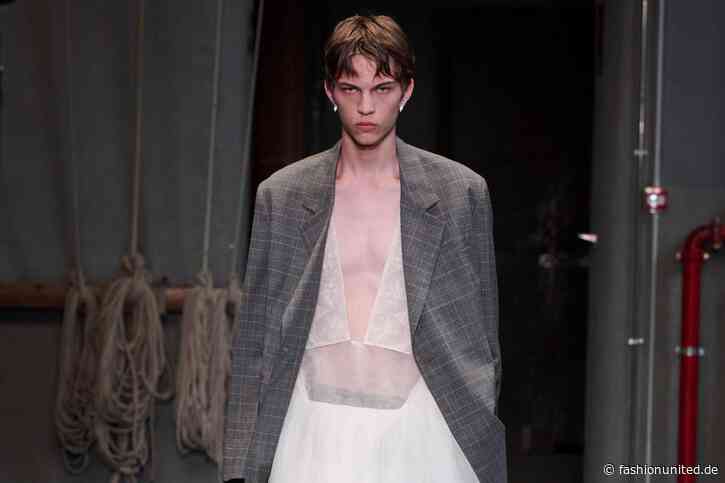 Zwischen Anzug und Schürze: Simone Rocha hinterfragt klassische Männlichkeit