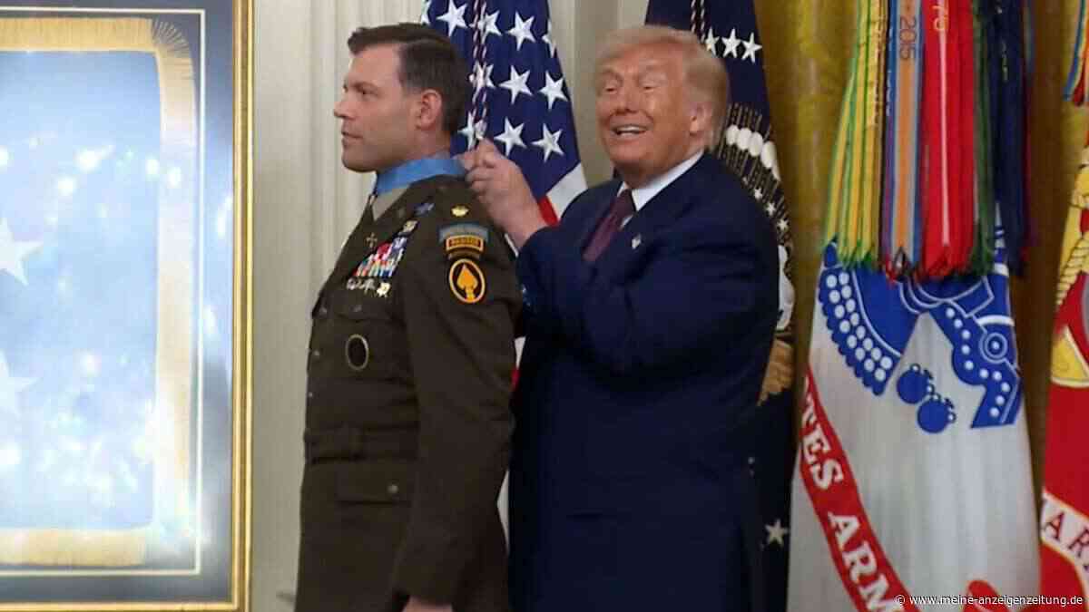 Fauxpas bei Verleihung: Trump bekommt Medaillenband nicht zu – und macht kurzerhand einen Doppelknoten