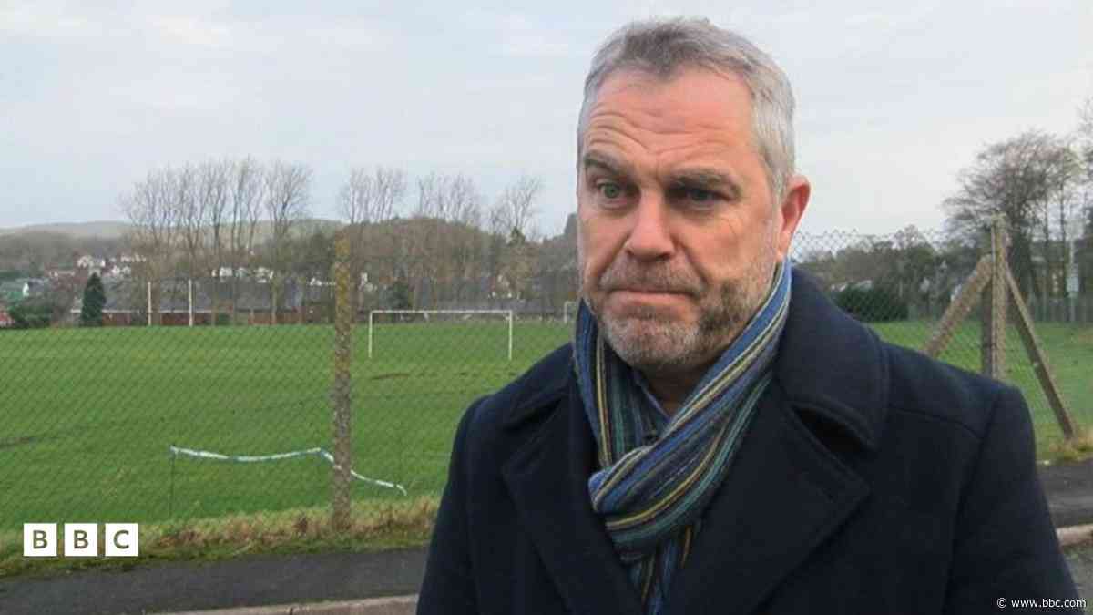 'Stŵr a gwrthwynebiad pan fo plant o dros y ffin eisiau addysg Gymraeg' - AS