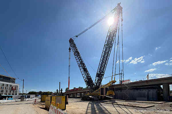 Bald freie Sicht aufs Blaubeurer Tor in Ulm - in wenigen Tagen ist die riesige Brücke Geschichte
