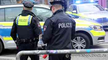 Seniorin im Treppenhaus ausgeraubt: Polizei sucht Mann mit weißem Basecap