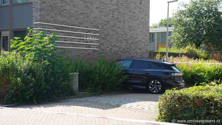 Auto knalt tegen huis, gevel en keuken zwaar beschadigd