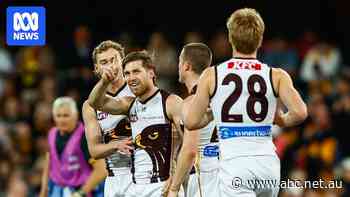 Live: Hot Hawks surge into lead over Suns at Carrara