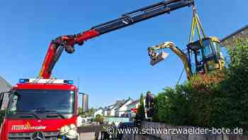Notfall in Calw: Feuerwehr befreit Mann, der unter Bagger eingeklemmt ist