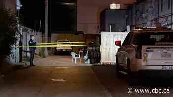 Toronto police investigate suspicious death of man found unresponsive in laneway