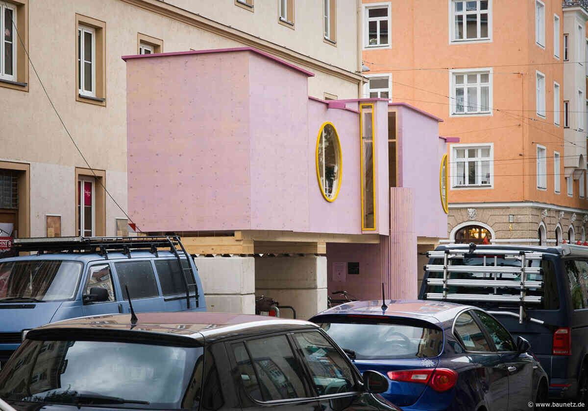 Rosa auf Stelzen - Temporäres Quartierszentrum in München von Clemens Hoyer