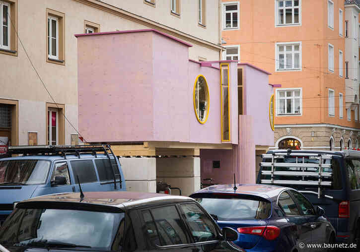 Rosa auf Stelzen - Temporäres Quartierszentrum in München von Clemens Hoyer