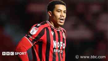 Crawley add ex-Walsall defender Farquharson
