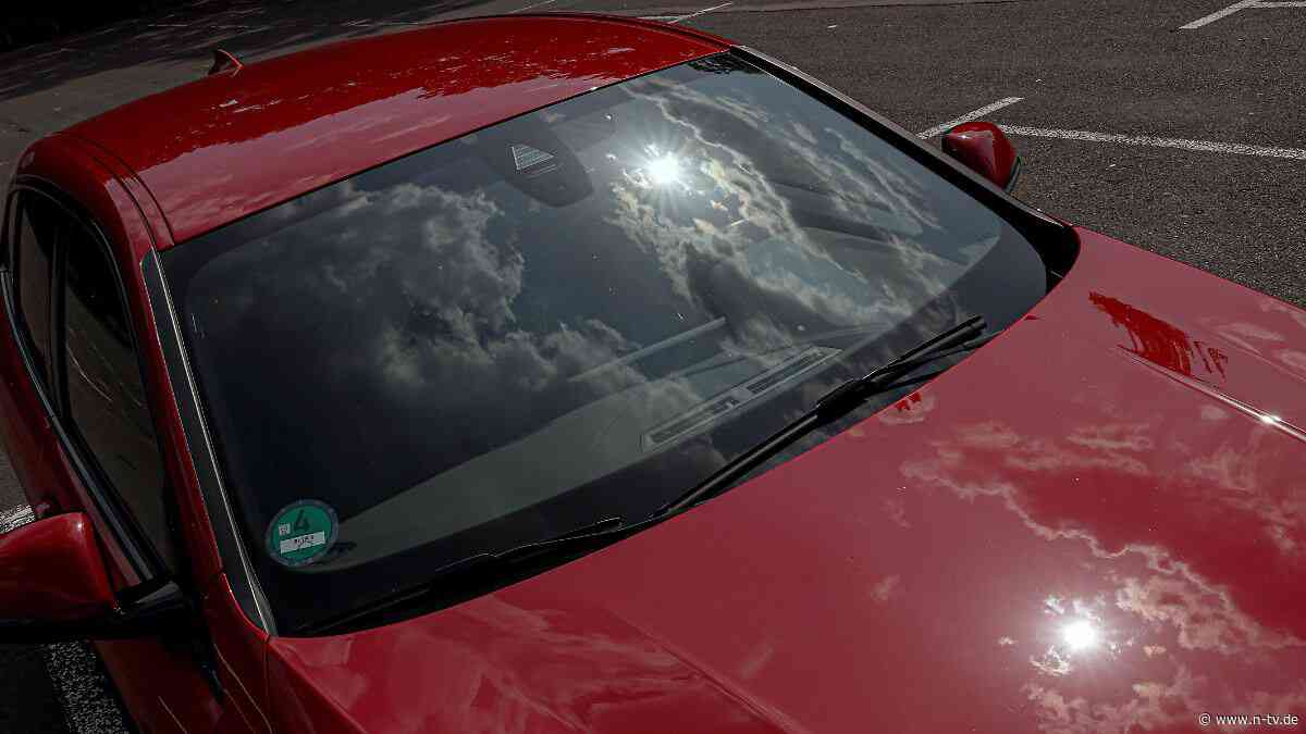 Mutter verliert Autoschlüssel: Feuerwehr muss Baby aus überhitztem Auto retten