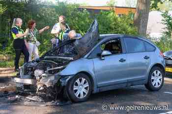Auto vliegt tijdens rijden in brand en brandt uit