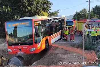 Le chauffeur du bus fait un malaise cardiaque et termine dans le fossé, un camion-grue mobilisé pour le dégager