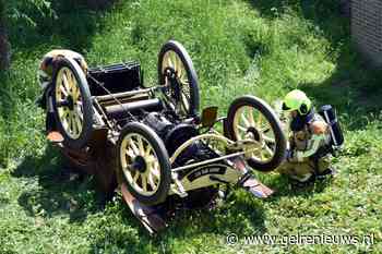 Oldtimer uit 1902 slaat over de kop na val van dijk