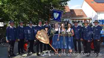 „1:0 für die Leidenschaft“: AAV Hummel lässt zum 20-jährigen Bestehen eine Standarte anfertigen und segnen