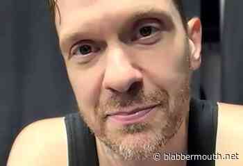 SHINEDOWN's BRENT SMITH Says He Is 'A True Minimalist' With No Physical Home: 'I've Never Had An Issue Being On The Road'