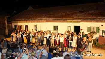 Volksspielgruppe begeistert mit „Kohlhiesels Töchter" im Bauernhausmuseum
