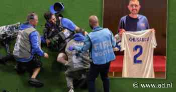 ‘Het spijt me’: ManCity-verdediger haalt cameraman onderuit en geeft shirtje om excuses aan te bieden