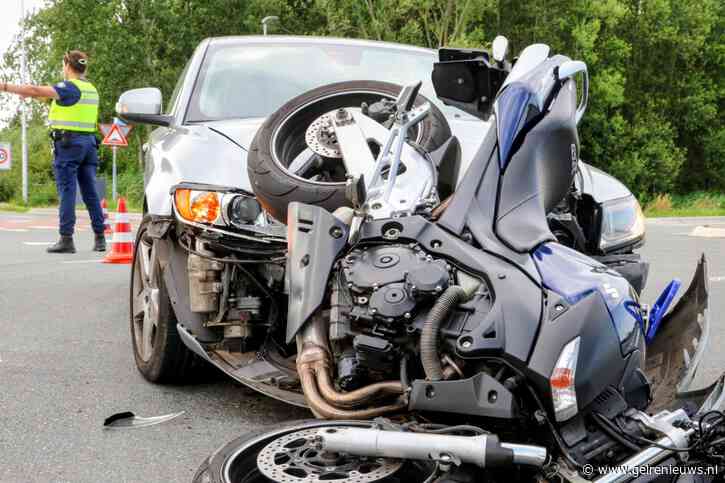 Motorrijder zwaargewond bij botsing met personenauto