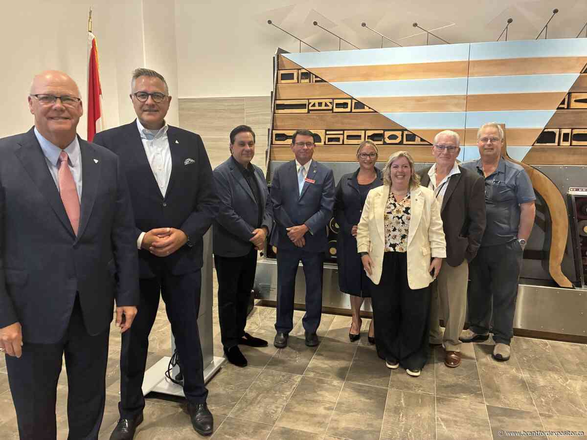 Municipal affairs minister delivers $4 million cheque to Brantford city hall