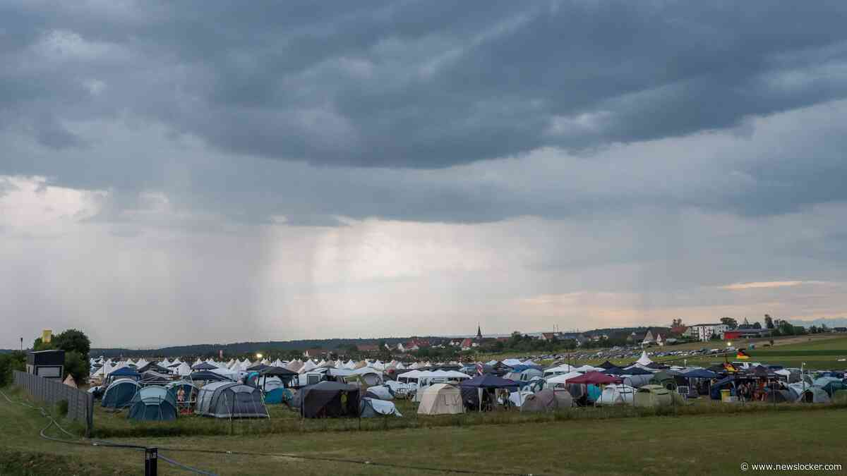 Duits festival onderbroken om zwaar onweer: bezoekers moeten van organisatie schuilen in auto’s