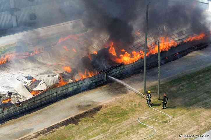 VIDEO: Barn fire sends smoke billowing over Langley