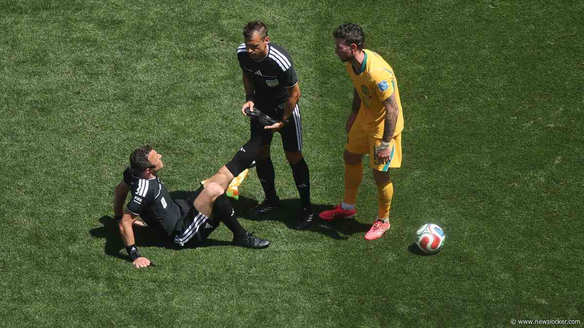 Scheidsrechter naar de grond: krampaanval in slotminuten van WK-duel tussen VS en Australië