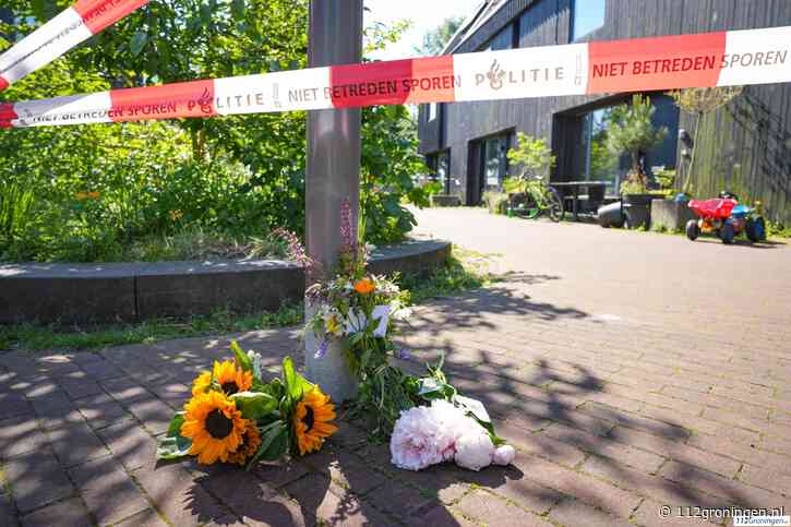 Bloemen neergelegd bij woning waar twee personen om het leven kwamen in Meerstad