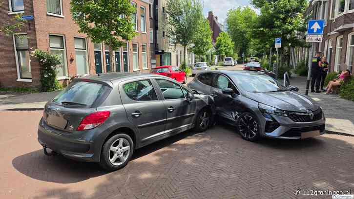 Forse aanrijding op kruising Mauritsstraat en Mauritsdwarsstraat in Groningen