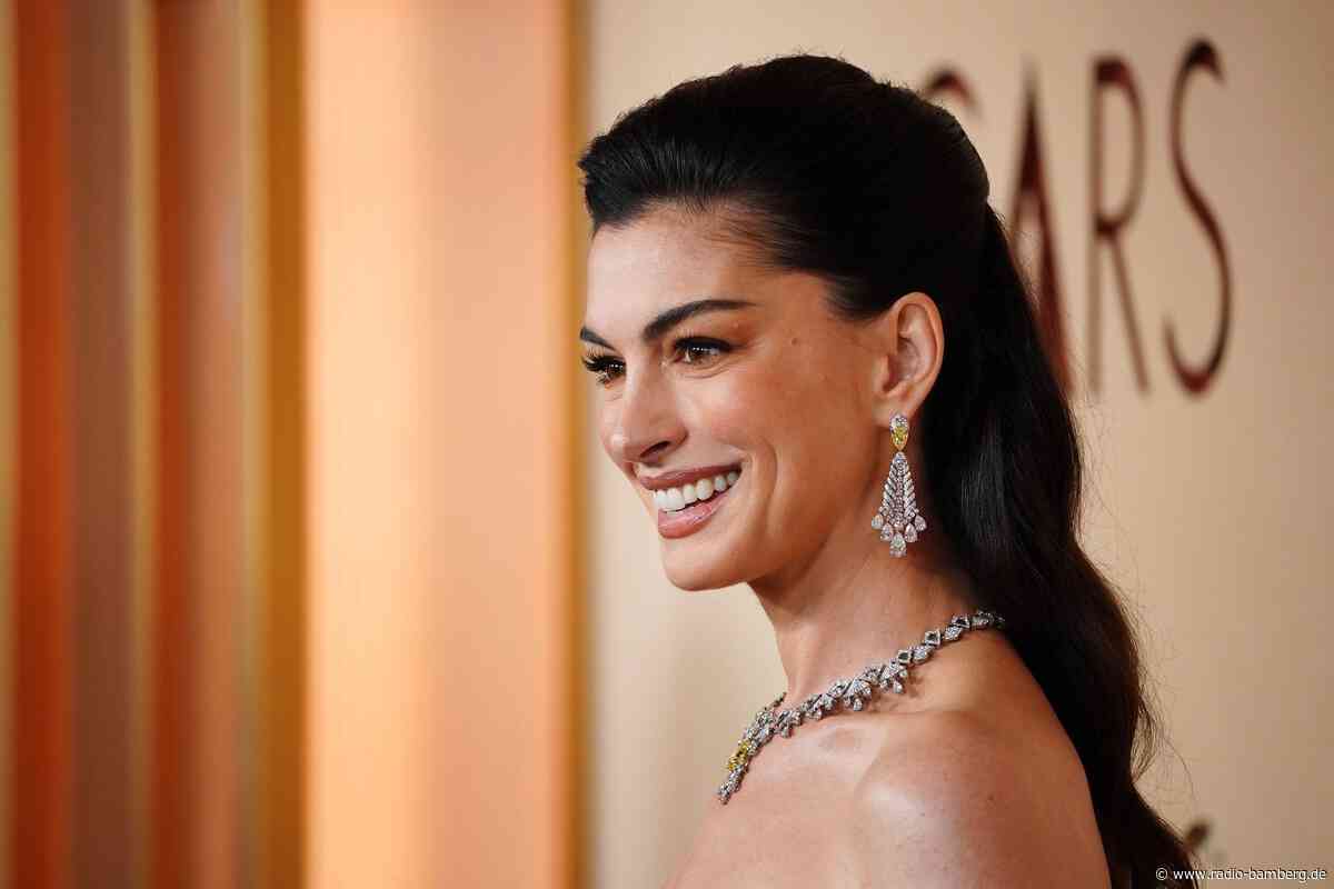 Anne Hathaway zeigt Babybauch auf Instagram