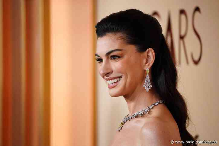 Anne Hathaway zeigt Babybauch auf Instagram