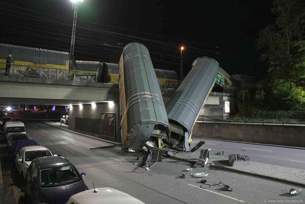 Güterzug-Waggons stürzen in München von Brücke