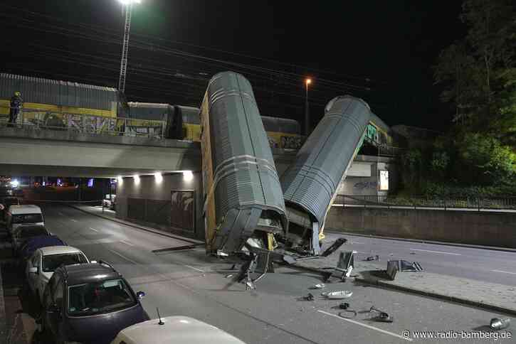 Güterzug-Waggons stürzen in München von Brücke