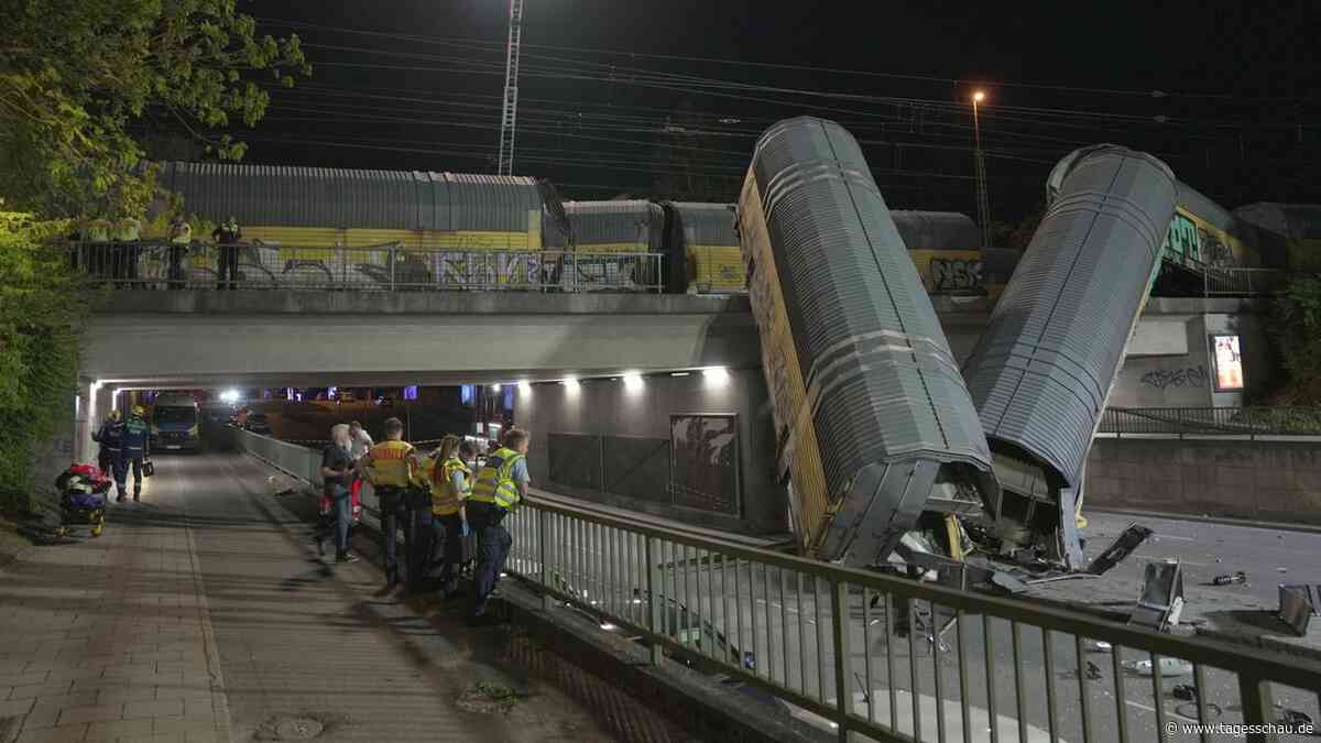 Güterzug-Waggons stürzen in München von Brücke