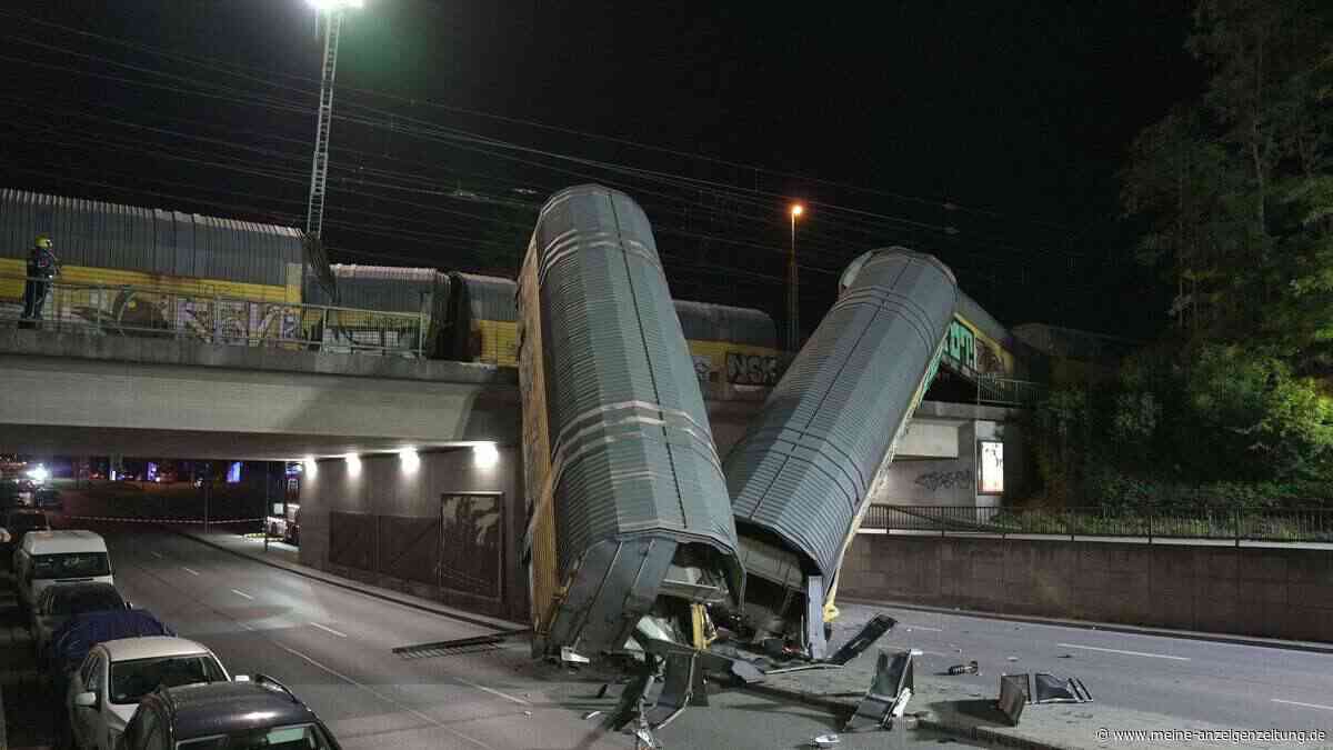 Zwei Güterzug-Waggons stürzen in München von Brücke