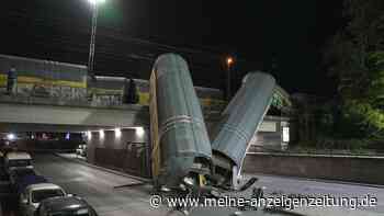 Zwei Güterzug-Waggons stürzen in München von Brücke