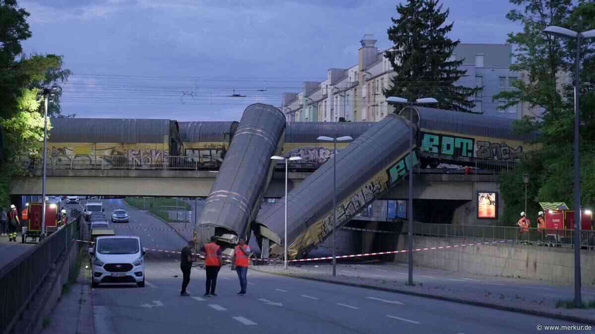 Zwei Güterzug-Waggons stürzen in München von Brücke: „Von Bergung noch weit entfernt“