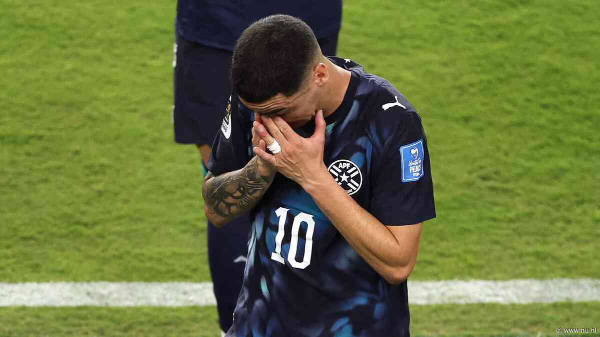 Primeur op WK: Paraguayaan Almirón krijgt rood na afschermen mond
