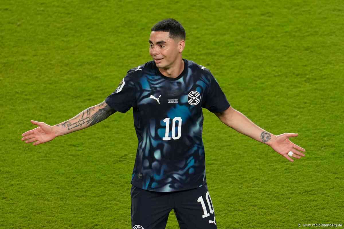 Hand vor dem Mund: Paraguays Almirón sieht Rote Karte