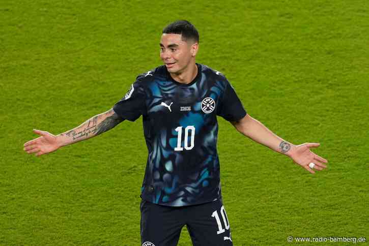 Hand vor dem Mund: Paraguays Almirón sieht Rote Karte
